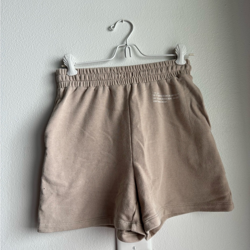tan sweatshorts from h&m